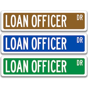Puede incluir: Tres señales de calle con el texto "LOAN OFFICER DR" en letras blancas. Las señales son marrones, azules y verdes.
