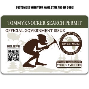 Op de afbeelding: Een rechthoekige vergunning met de tekst "TOMMYKNOCKER SEARCH PERMIT" en "OFFICIAL GOVERNMENT ISSUE". Het toont een silhouet van een figuur met een pikhouweel en de woorden "BELIEVE" en "AUTHORIZED USE ONLY". De tekst "CUSTOMIZED WITH YOUR NAME, STATE AND ZIP CODE!" staat bovenaan.