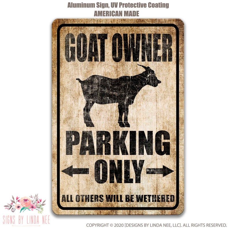 K&ouml;nnte beinhalten: Ein rustikales braunes Metallschild mit einer schwarzen Silhouette einer Ziege und dem Text "GOAT OWNER PARKING ONLY" mit Pfeilen, die nach links und rechts zeigen. Der Text "ALL OTHERS WILL BE WETHERED" befindet sich am unteren Rand des Schildes.