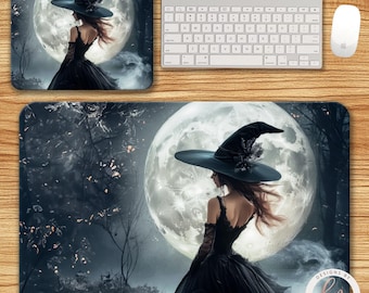 Puede incluir: Una alfombrilla de ratón y una alfombrilla de ratón más pequeña a juego con una mujer con un vestido negro y un sombrero de bruja, de pie frente a una luna llena. El fondo es una escena de bosque oscuro y místico.