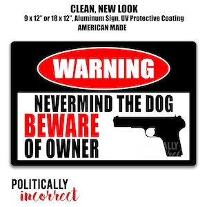 Może przedstawiać: Czarno-czerwony znak ostrzegawczy z tekstem "WARNING NEVERMIND THE DOG BEWARE OF OWNER" i sylwetką pistoletu. Znak jest wykonany z aluminium i ma powłokę ochronną UV. Tekst "POLITICALLY incorrect" jest napisany na czerwono na dole znaku.
