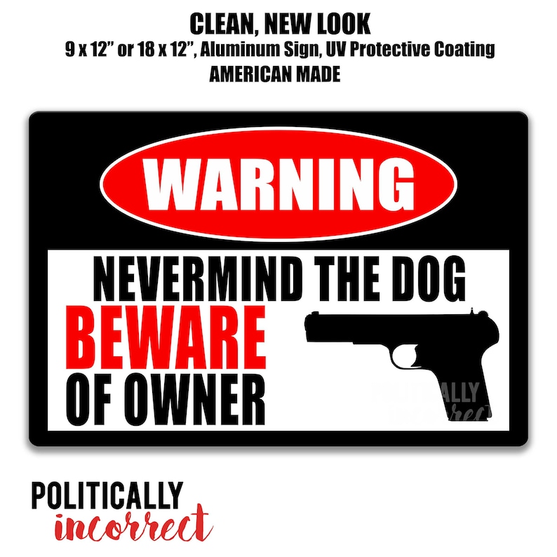Może przedstawiać: Czarno-czerwony znak ostrzegawczy z tekstem "WARNING NEVERMIND THE DOG BEWARE OF OWNER" i sylwetką pistoletu. Znak jest wykonany z aluminium i ma powłokę ochronną UV. Tekst "POLITICALLY incorrect" jest napisany na czerwono na dole znaku.