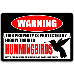 Puede incluir: Un cartel de advertencia negro y rojo con una silueta de colibr&iacute;. El cartel dice "ADVERTENCIA ESTA PROPIEDAD EST&Aacute; PROTEGIDA POR COLIBRIES ALTAMENTE ENTRENADOS NO RESPONSABLES POR LESIONES O POSIBLE MUERTE."