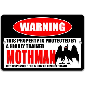 Może przedstawiać: Czarno-biały znak ostrzegawczy z czerwonym tekstem, kt&oacute;ry brzmi "WARNING THIS PROPERTY IS PROTECTED BY A HIGHLY TRAINED MOTHMAN NOT RESPONSIBLE FOR INJURY OR POSSIBLE DEATH". Znak przedstawia czarną sylwetkę mothmana z czerwonymi oczami.
