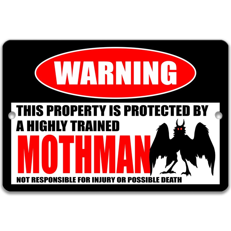 Może przedstawiać: Czarno-biały znak ostrzegawczy z czerwonym tekstem, kt&oacute;ry brzmi "WARNING THIS PROPERTY IS PROTECTED BY A HIGHLY TRAINED MOTHMAN NOT RESPONSIBLE FOR INJURY OR POSSIBLE DEATH". Znak przedstawia czarną sylwetkę mothmana z czerwonymi oczami.