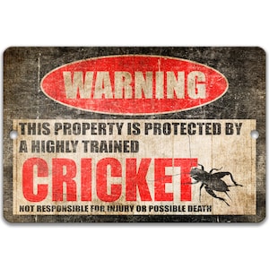 Può includere: Un cartello di avvertimento con un aspetto usurato e vintage. Recita "WARNING THIS PROPERTY IS PROTECTED BY A HIGHLY TRAINED CRICKET NOT RESPONSIBLE FOR INJURY OR POSSIBLE DEATH". Il cartello ha un cerchio rosso con la parola "WARNING" in bianco. Una sagoma di un grillo si trova nell'angolo in basso a destra.