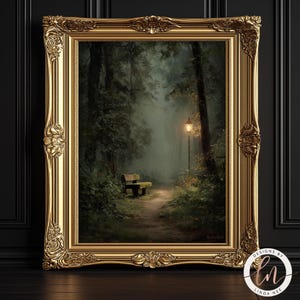Puede incluir: Pintura enmarcada de una escena de bosque con un banco y una farola encendida. La pintura está en un marco dorado ornamentado. La obra de arte representa un camino que conduce a un bosque brumoso con exuberante vegetación y árboles altos.