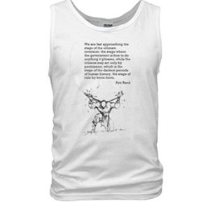以下が含まれることがあります： 白いタンクトップ。黒と白のイラストで、筋肉質な人物が世界を持ち上げています。タンクトップにはアイン・ランドの引用句が書かれています。「私たちは、究極の逆転の段階に急速に近づいています...」