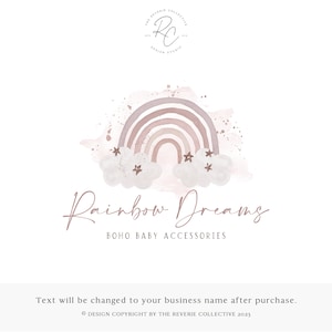 Puede incluir: Una ilustración de acuarela de un arcoíris con nubes y estrellas. El texto "Rainbow Dreams" está debajo del arcoíris, y el texto "BOHO BABY ACCESSORIES" está debajo de ese.