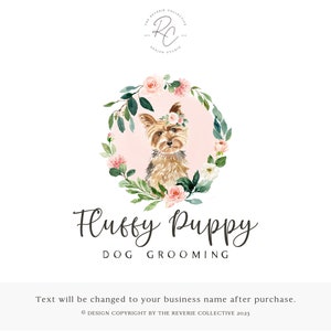 Op de afbeelding: Een aquarel-illustratie van een Yorkshire Terrier met een bloemenkrans, omringd door een krans van roze en witte bloemen en groene bladeren. De tekst "Fluffy Puppy Dog Grooming" staat onder de afbeelding.