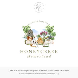 Puede incluir: Ilustración en acuarela de una escena de granja con un granero, vacas, gallinas y una paca de heno. El texto "HONEYCREEK Homestead" se muestra debajo. Las palabras "Farm Fresh & Family Owned" están arriba.