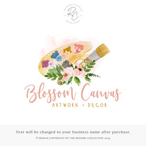 Puede incluir: Una ilustración de acuarela de una paleta de pintura con flores y un pincel. El texto "Blossom Canvas" está escrito en una fuente de letra cursiva rosa debajo de la paleta. El texto "ARTWORK + DECOR" está escrito en una fuente más pequeña debajo de la letra cursiva.