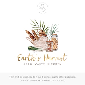 Puede incluir: Ilustración en acuarela de una cesta llena de pan, puerros y un tarro de cereales, con el texto "Earth's Harvest ZERO WASTE KITCHEN" en oro. El diseño incluye hojas de palma y otros tarros. El logotipo de The Reverie Collective está en la parte superior.