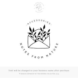 Puede incluir: Ilustración en blanco y negro de un sobre con una rama frondosa que sale de él. El texto alrededor del sobre dice "ACCESSORIES. NOTES FROM NATURE."