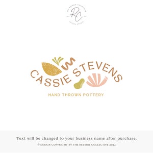 Op de afbeelding: Een logo voor een pottenbakkerij genaamd "Cassie Stevens Hand Thrown Pottery". Het logo bevat een gestileerde illustratie van een blad, een bloem en een schelp in tinten bruin, geel en roze.