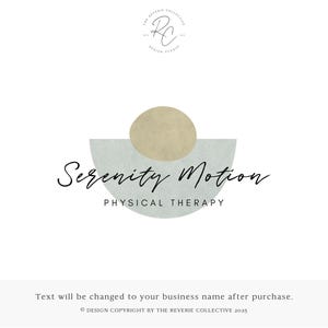 Op de afbeelding: Een minimalistisch logo-ontwerp met de woorden "Serenity Motion PHYSICAL THERAPY" in elegant schrift. Het ontwerp bevat een halve cirkel en een cirkel in gedempte tinten, met de tekst "Tekst wordt na aankoop gewijzigd in uw bedrijfsnaam."
