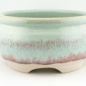 Può includere: Un cartello in legno rustico con la scritta "Welcome to our home" in lettere bianche. Il cartello presenta una finitura invecchiata e un design semplice e invitante, perfetto per l'arredamento della porta d'ingresso.