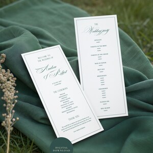 Könnte beinhalten: Zwei rechteckige, weiße Hochzeitskarten mit dunkelgrünem Text und Rahmen. Die linke Karte zeigt Welcome to the Wedding of Andrea & Robert und den Ablauf der Zeremonie. Die rechte Karte listet die Rollen und Namen der Hochzeitsgesellschaft auf.