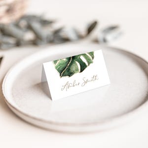 Tarjetas de lugar para bodas elegantes y tropicales STERA con íconos de comida, tarjetas de nombre imprimibles planas y dobladas, edición en línea, descarga instantánea, hoja de monstera