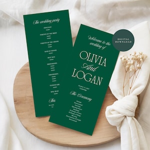 Könnte beinhalten: Zwei dunkelgrüne Hochzeitskarten mit weißem Text. Die vordere Karte zeigt "Welcome to the wedding of OLIVIA AND LOGAN" und Details zu "The Ceremony". Die hintere Karte listet "The wedding party" auf, einschließlich Eltern, Trauzeugen und Brautjungfern.