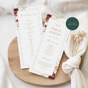Könnte beinhalten: Zwei weiße Hochzeitskarten mit goldenen Rändern und floralen Akzenten in Dunkelrot und Creme. Der Text enthält die Namen Raquel und Jayden, Details zur Hochzeitsgesellschaft und den Ablauf der Zeremonie. Ein dunkelgrüner Kreis mit dem Text Digital Download ist sichtbar.