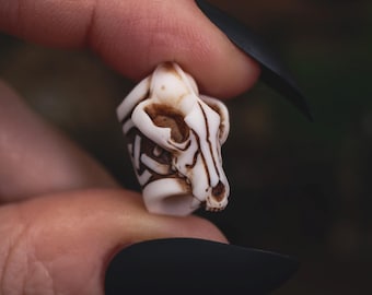 Wolfschedelkraal voor dreadlocks, baarden en vlechten, handbeschilderd hars Vikingaccessoire, donkere en sjamanistische baardsieraden