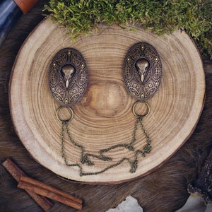 Rabenschädel-Set mit zwei Wikinger-Ansteckern, handbemalte Repliken aus Kunstharz, nordisches Reenactment für Wikinger-Schürze
