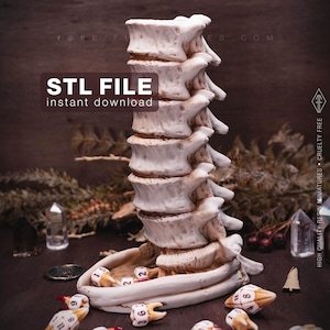 Può includere: Un modello di colonna vertebrale verticale, bianco e testurizzato, con vertebre impilate e una base a forma di osso pelvico. L'oggetto include il testo STL FILE instant download. Diversi piccoli dadi a forma di dente sono sparsi attorno alla base.
