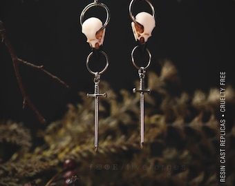 Rabenschädel-Ohrringe mit mittelalterlichem Stahlschwert, handgefertigter gotischer Schmuck, Fantasy-Ohrringe