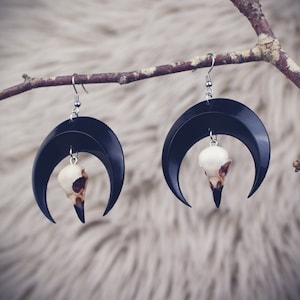 Oorbellen met ravenschedel en maan, handgeschilderde harsreplica, gotische Victoriaanse heks
