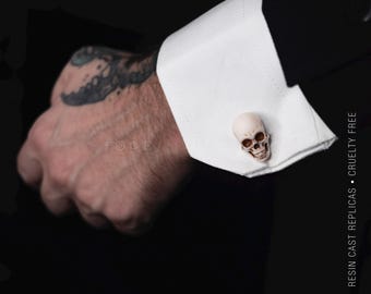 Manschettenknöpfe aus Kunstharz mit menschlichem Schädel • Memento mori, gotische und makabre Accessoires • Geschenk für Trauzeugen, Fantasy-Hochzeit, düster