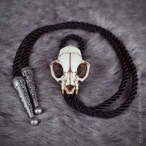 Cat skull bolo tie on a  grey faux fur fabric, oddities and curiosities gift, resin bone jewelry for dark academia and witchy style outfits.