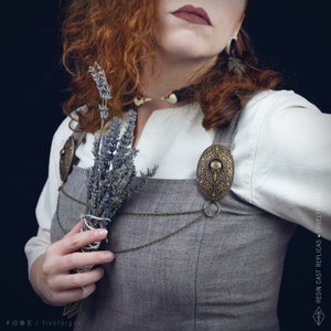 Two hand painted brass brooches with a bird crow skull design, connected by two bronze chains. This pins are perfect for historical reenactments, cosplay, Viking and Norse style costumes. Medieval wedding dress.