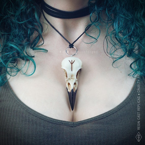 Teschio di Corvo con Runa Personalizzata collana, replica in resina dipinta a mano, rune vichinghe, pendente tribale sciamanico norreno