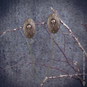 Two hand painted bronze brooches with a bird crow skull design, connected by two bronze chains. This pins are perfect for historical reenactments, cosplay, Viking and Norse style costumes. Medieval wedding dress.