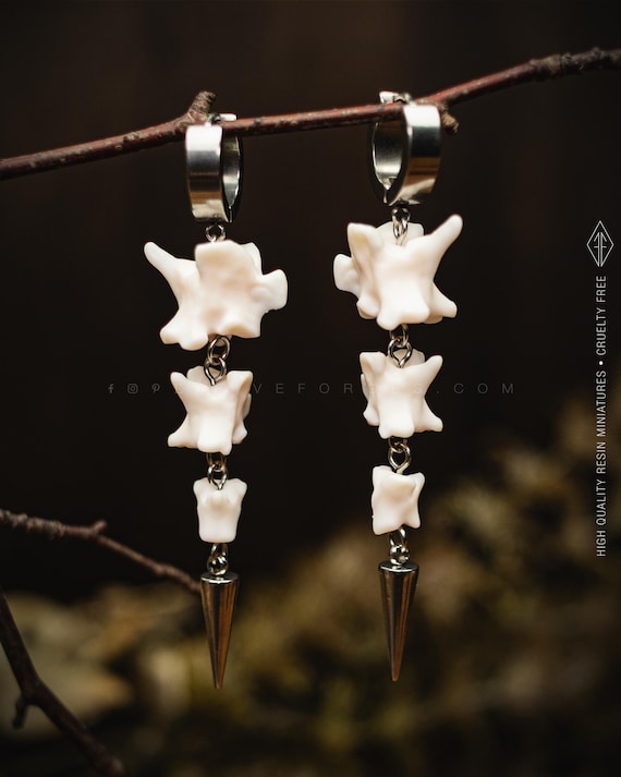Orecchini Pendenti Vertebra, Gioielli Goth e Dark Academia, Accessori Witchy e Occulto, in Acciaio inossidabile, Regalo Alternativo Donna