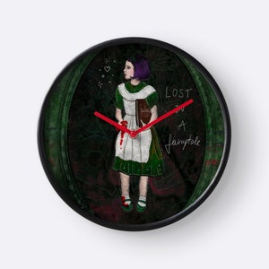 Puede incluir: Reloj de pared redondo con una ilustración de fantasía de una niña con un vestido verde y un delantal blanco, sosteniendo un libro. El reloj tiene manecillas rojas y el texto "LOST IN A fairytale". El reloj tiene un marco negro con un borde verde.
