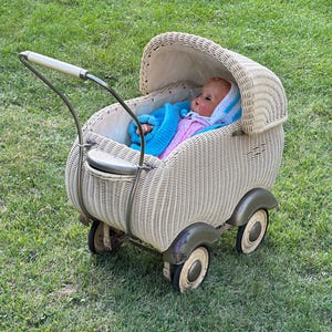 Vintage rieten poppenwagen