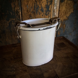 Vintage metalen geëmailleerde voedseldoos keukengerei