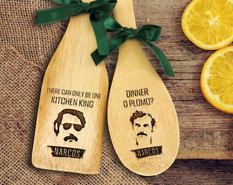 Narcos wooden spoon & engraved spatula set, Pablo Escobar baker tool gift for TV series fan, Plata o plomo kitchen decor cookwares for chef