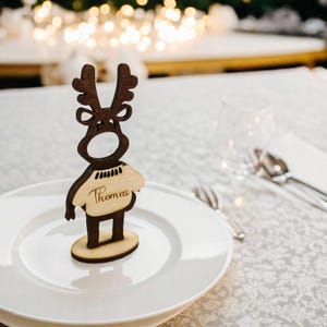 Segnaposto in legno con ornamento di renna personalizzato - Decorazione personalizzata per le impostazioni del tavolo Rudolph, cervo invernale rustico con nome - Regalo di Natale unico