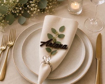 Tarjetas de mesa rústicas para bodas: Letreros de madera cortados con láser para guardar los nombres.