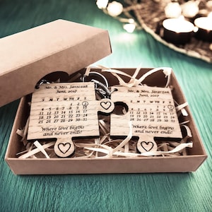 Holz Puzzle Paar Schlüsselanhänger, individuell gravierter Kalender Schlüsselanhänger Set, passendes Hochzeitsdatum Schlüsselanhänger 5. Jahrestag Geschenk