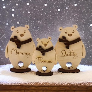 Houten aangepaste kerstkaart met beer, aangepaste familietafeldecor met naam, gepersonaliseerde vakantie vrijstaande kerstfiguur cadeau