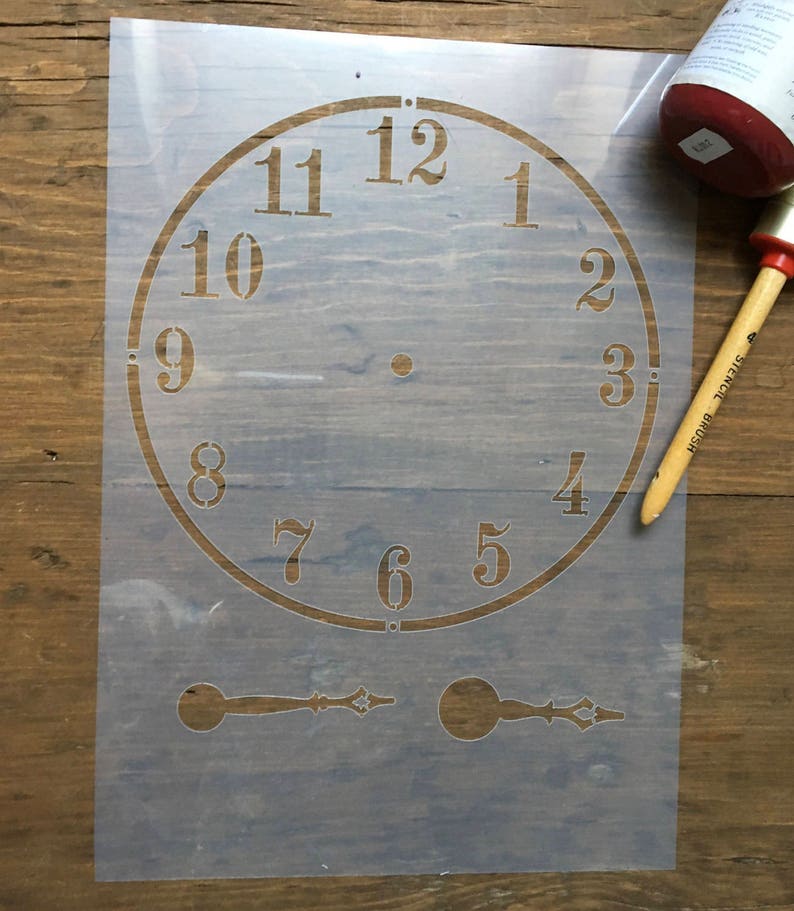 Puede incluir: Una plantilla de pl&aacute;stico transparente para pintar una esfera de reloj con n&uacute;meros romanos. La plantilla incluye dos manecillas de reloj.