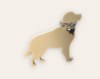 Broche de solapa con forma de perro Golden Retriever, con corazón plateado y cadena.