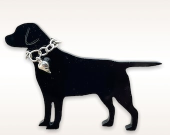 Broche de solapa con forma de perro labrador con corazón plateado y collar de cadena