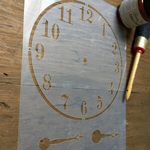 Puede incluir: Una plantilla de pl&aacute;stico transparente para pintar una esfera de reloj. La plantilla incluye los n&uacute;meros del 1 al 12, un c&iacute;rculo para la esfera del reloj y dos plantillas para las manecillas del reloj.
