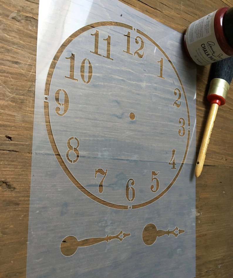 Puede incluir: Una plantilla de pl&aacute;stico transparente para pintar una esfera de reloj. La plantilla incluye los n&uacute;meros del 1 al 12, un c&iacute;rculo para la esfera del reloj y dos plantillas para las manecillas del reloj.