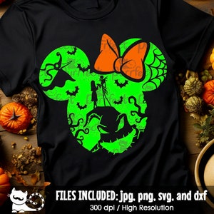 Puede incluir: Camiseta negra con una silueta verde de Mickey Mouse y un lazo naranja. El diseño incluye murciélagos, una telaraña y personajes de una película de Halloween. El texto en la parte inferior dice "FILES INCLUDED: jpg, png, svg, and dxf".